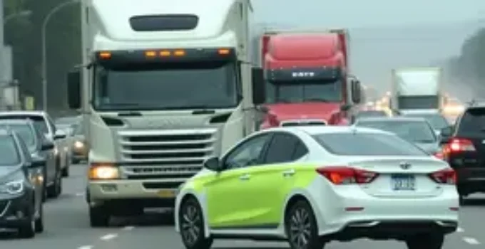 batida entre carro e caminhão