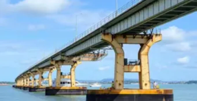 Pilares da passarela da Ponte Colombo Salles