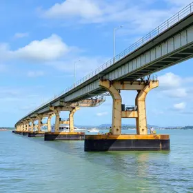 Pilares da passarela da Ponte Colombo Salles