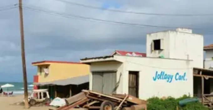 desocupação de comércios na Praia da Joaquina