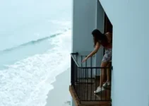 mulher escorrega em sacada molhada