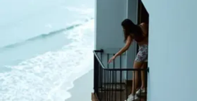 mulher escorrega em sacada molhada