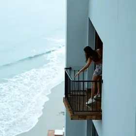 mulher escorrega em sacada molhada
